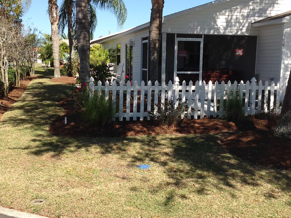 Private corner w/ palm trees