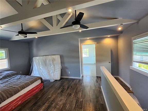3rd image of 542 W Chestnut St #1/2