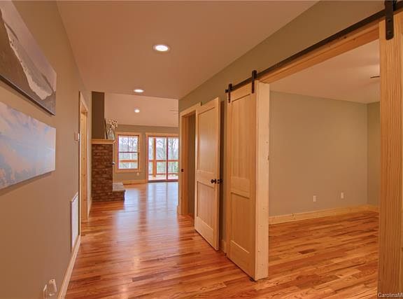 5th image of 527 Rockmoor Way