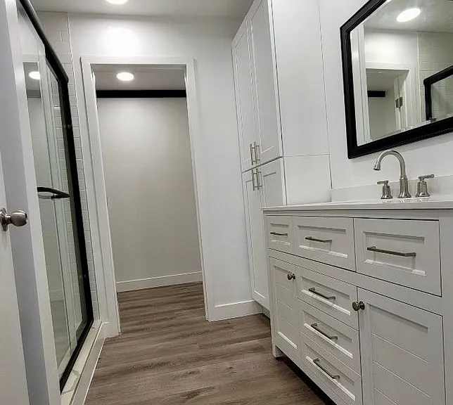 Lido Isle Apartments — Photo 10