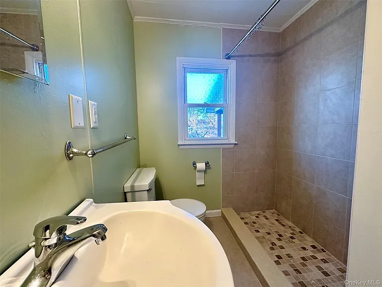 111 Round Hill Rd — Photo 19