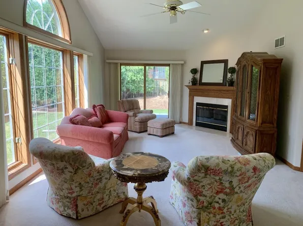 633 Lake Bluff Rd, Thiensville, WI 53092
