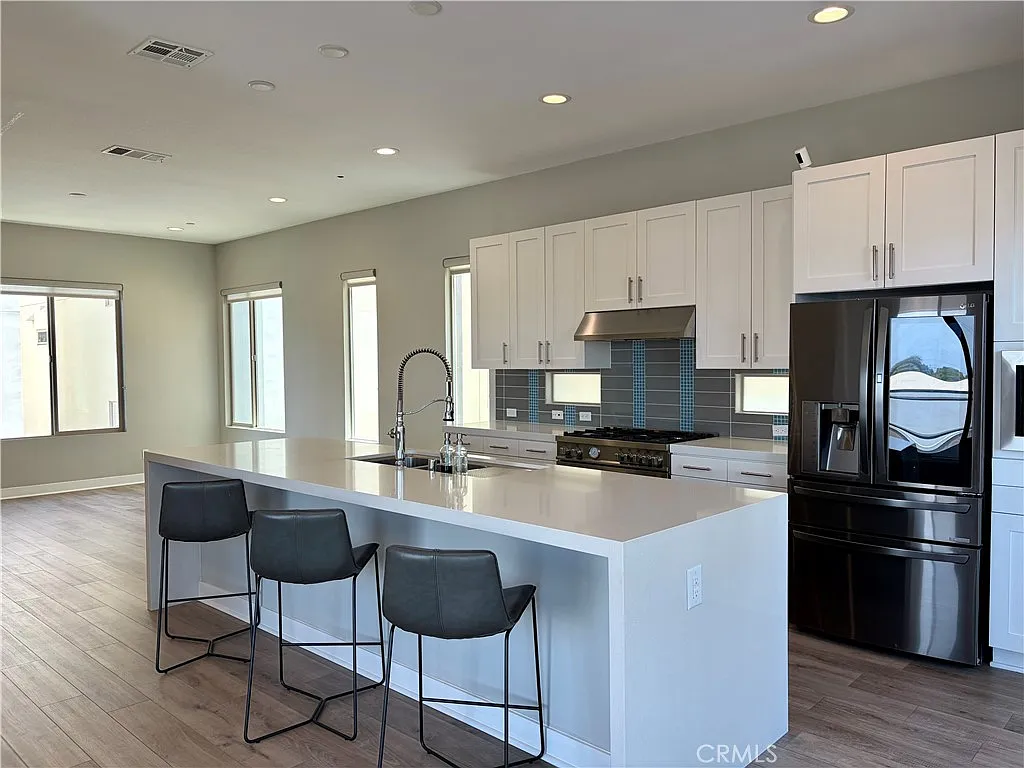 4 bed, 3.5 bath, 2229 sqft, $8,000 — Photo 2