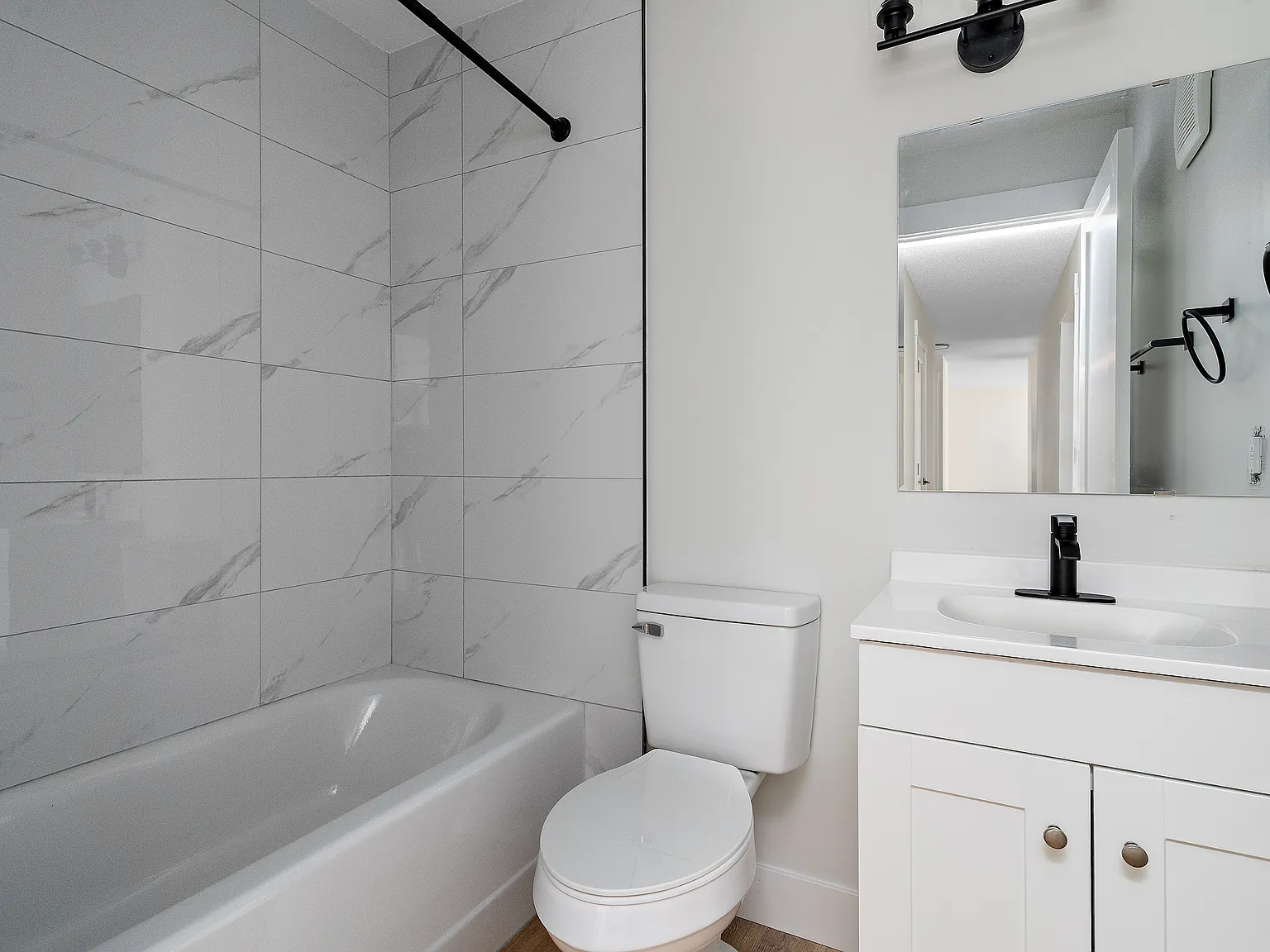 Parklane Manor Apartments 114 Street NW — Photo 3