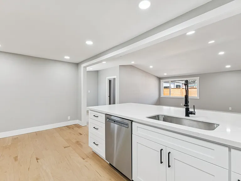 1079 Westwood Dr — Photo 1