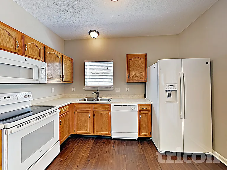 3916 Roundwood Dr — Photo 6