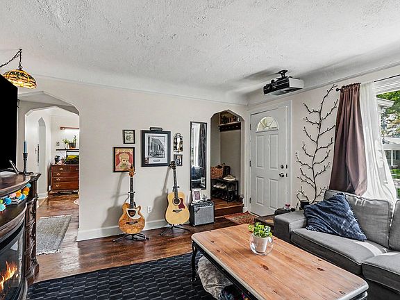4th image of 25850 Hanover St