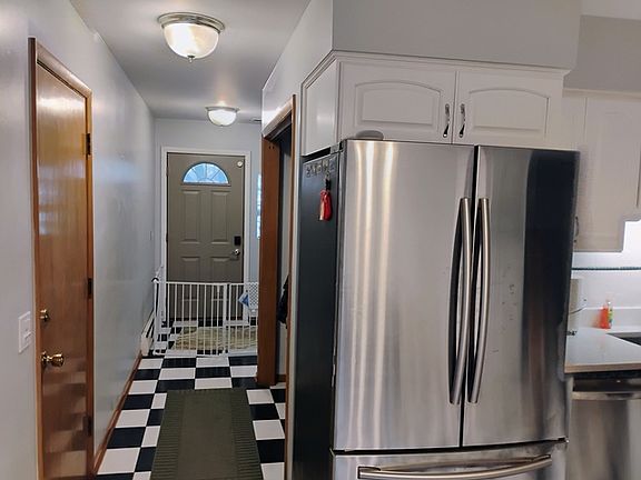 2nd image of 904 S Edward St