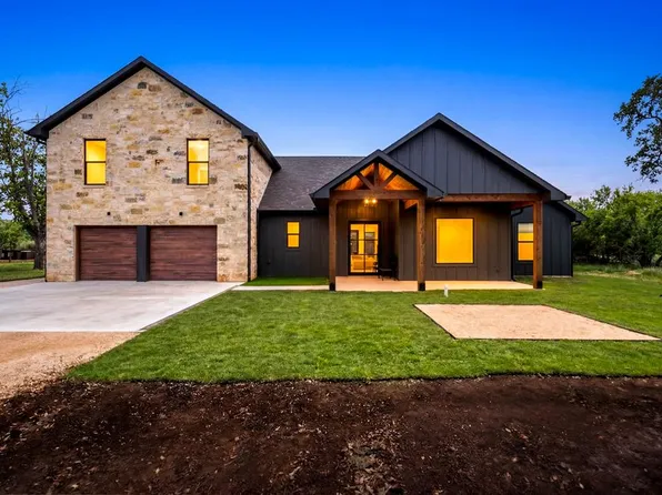 587 Bob Moritz Dr, Fredericksburg, TX 78624