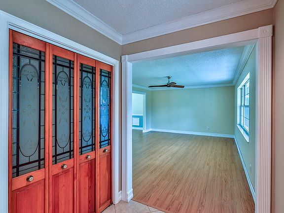 5th image of 29 Oakmont Cir