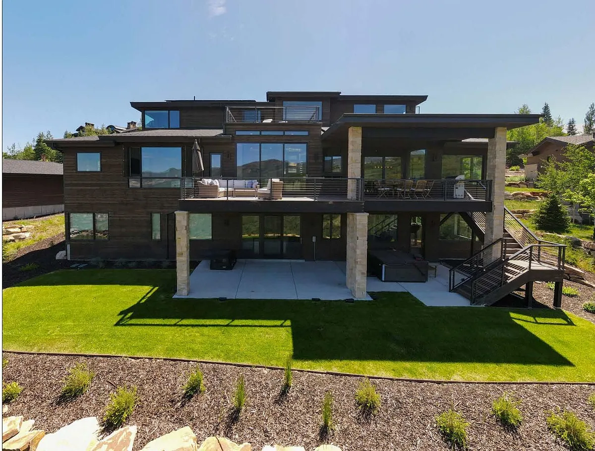 Back elevation - 3385 Solamere Dr