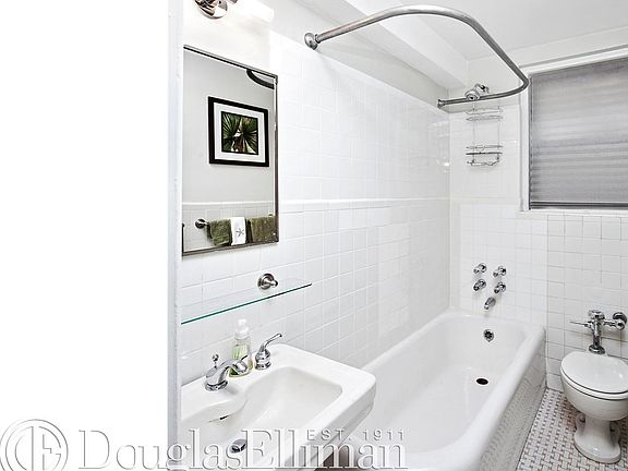 4th image of 225 E 73rd St #1D