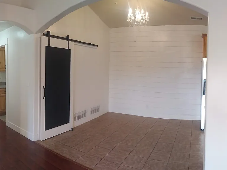 1045 S 1700 W — Photo 3