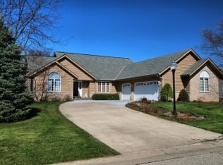 1484 Turnberry Cir, Oconomowoc, WI 53066