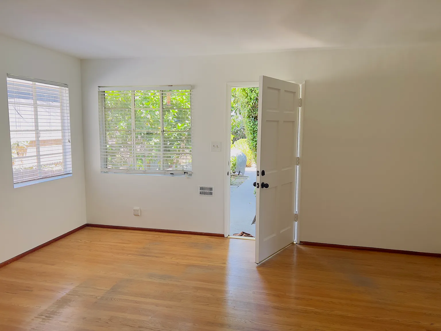 2 bed, 890 sqft, $3,250 — Photo 1