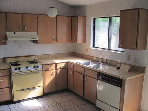 5th image of 825 Martin Rd
