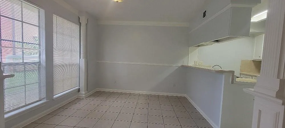 2 bed, 1.0 bath, 4052 sqft, $1,150 — Photo 3