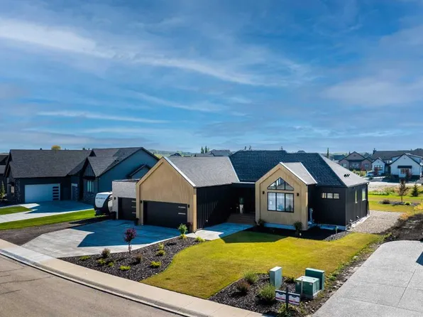 19 NW Monterra Way, Rocky View County, AB T4C 0G9
