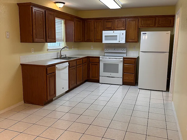 421 N D St — Photo 9