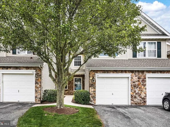 1004 Country Ln, Morgantown, PA 19543