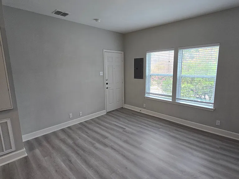 503 W Kings Hwy — Photo 10