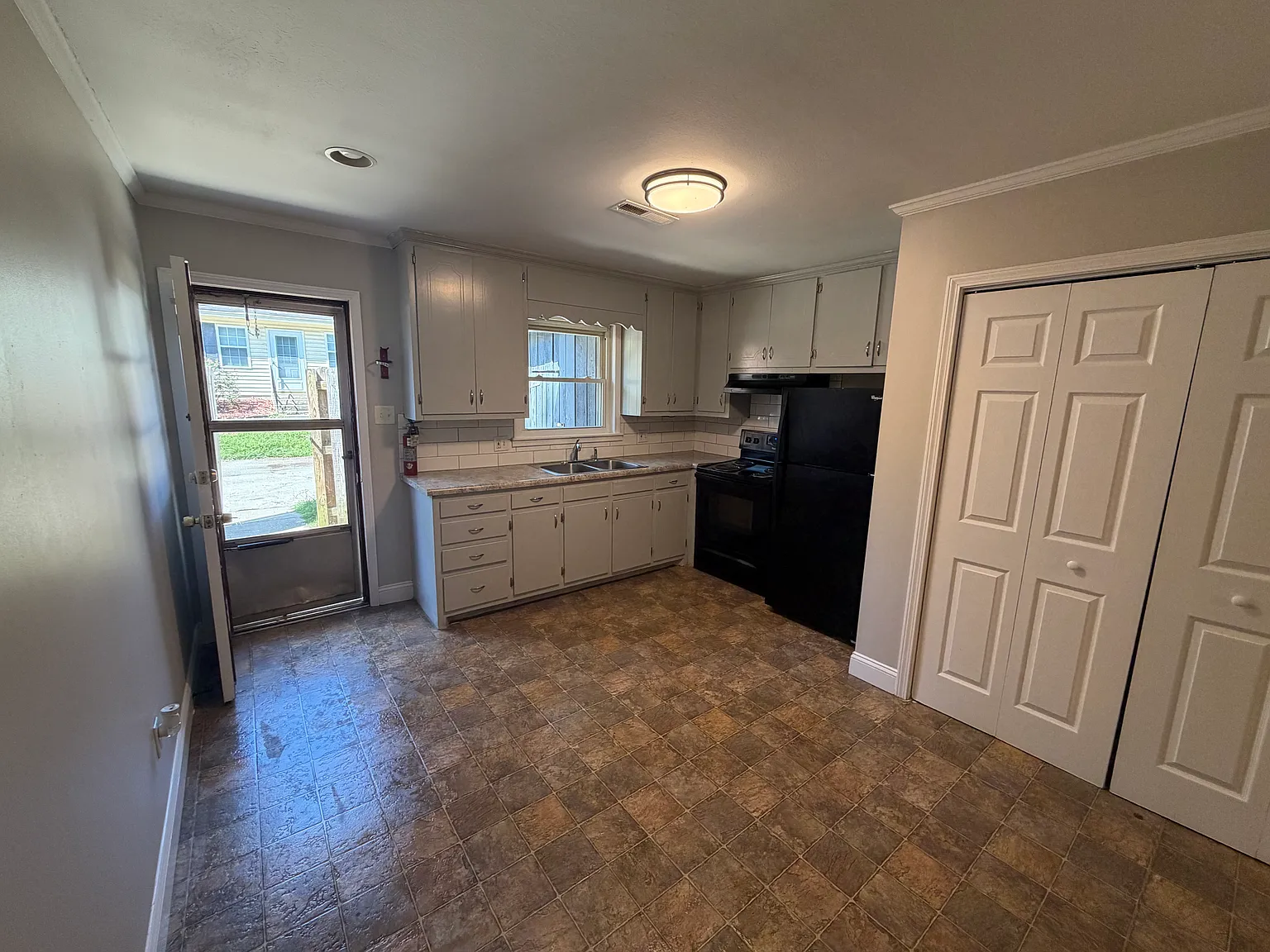 2 bed, 1000 sqft, $1,100 — Photo 3