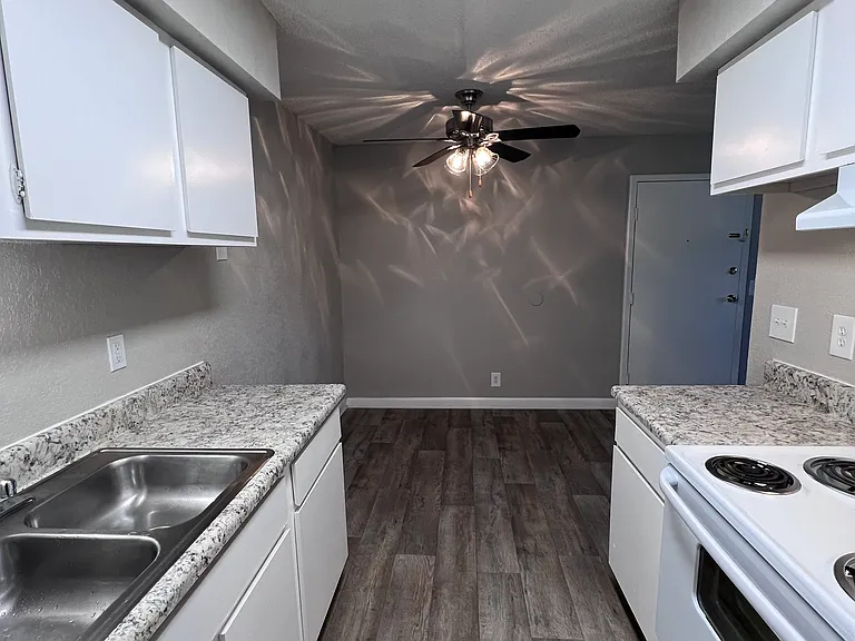 Bell Hollow Apartments — Photo 12