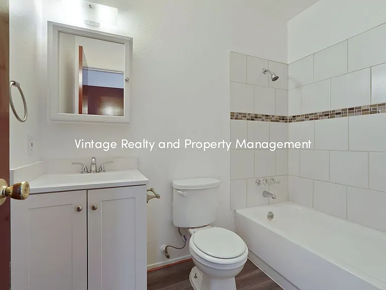 110 E Grove St — Photo 41