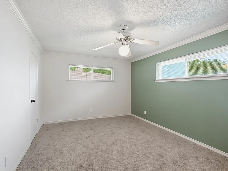 910 Worcester Ln — Photo 22