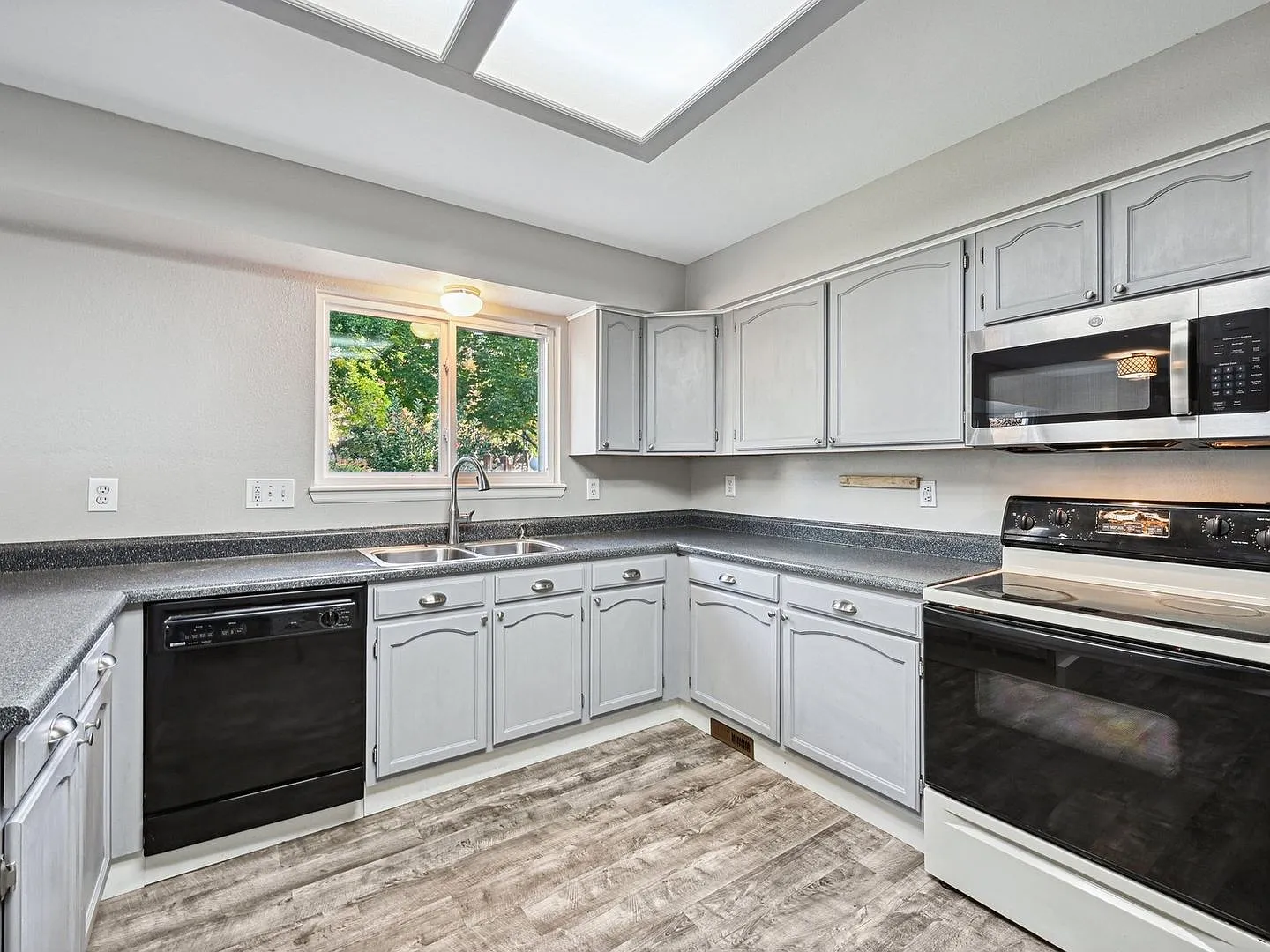 Spacious 4BR/4BA Home in Arvada Private Dog Run & Finished Basement — Photo 3