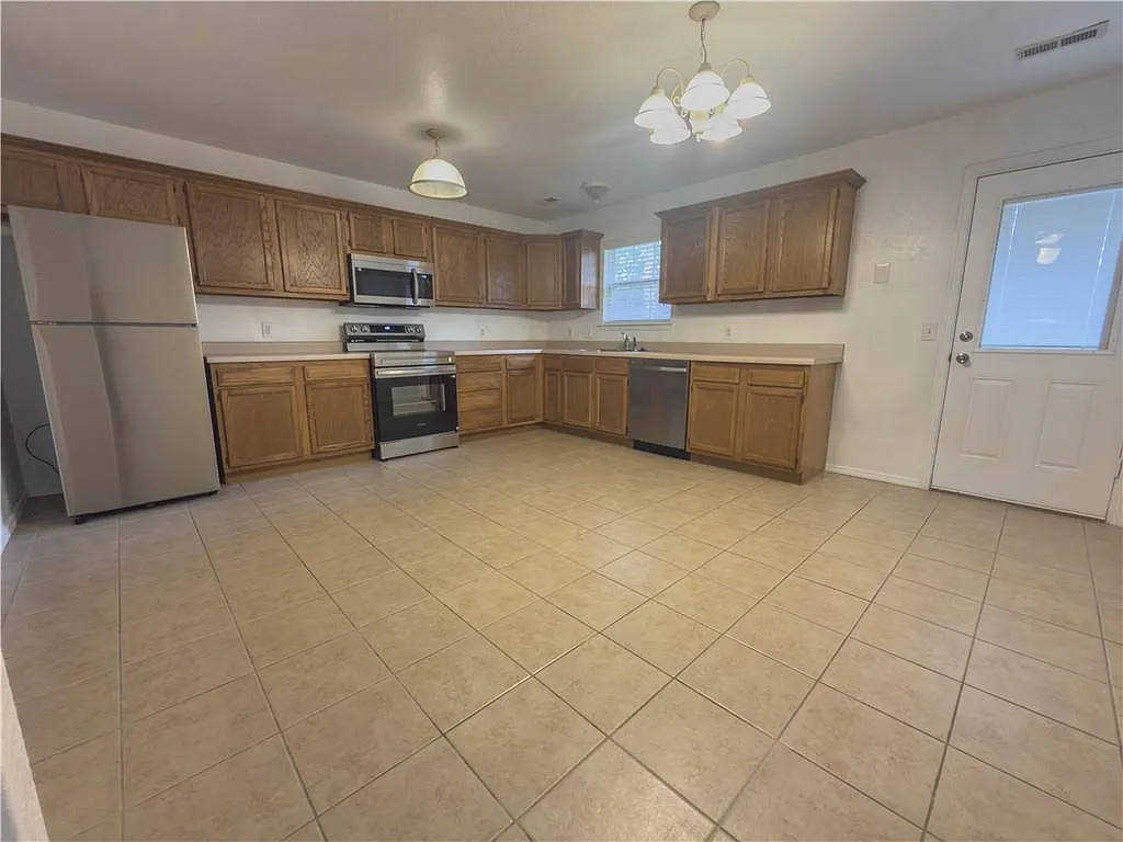 2 bed, 1152 sqft, $1,500 — Photo 3
