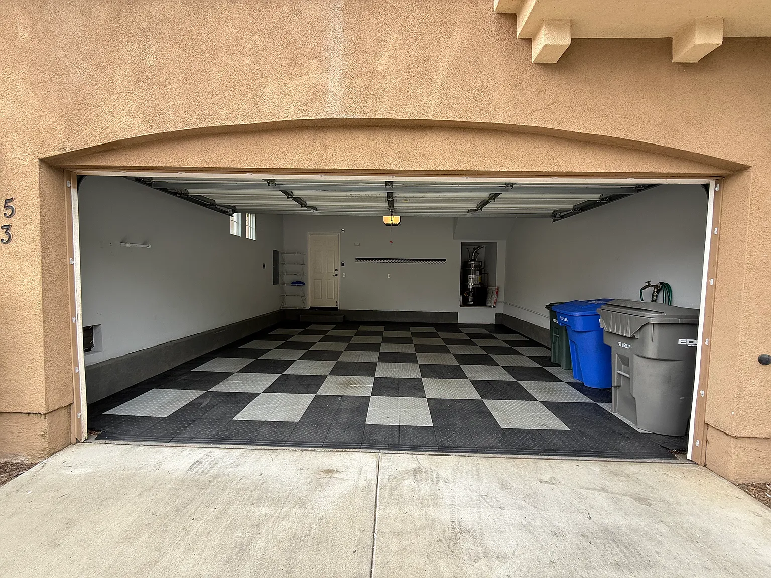 1355 Sky Ridge Ct — Photo 2