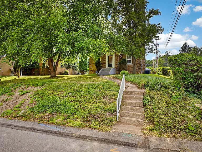 302 Lindsay Rd — Photo 32