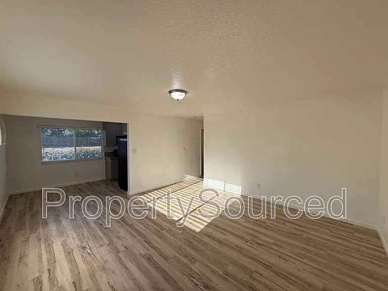 911 H St #1 — Photo 3