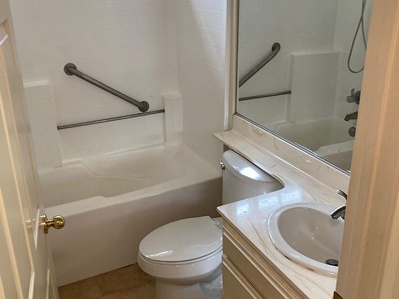 5th image of 12151 Moorpark St #106