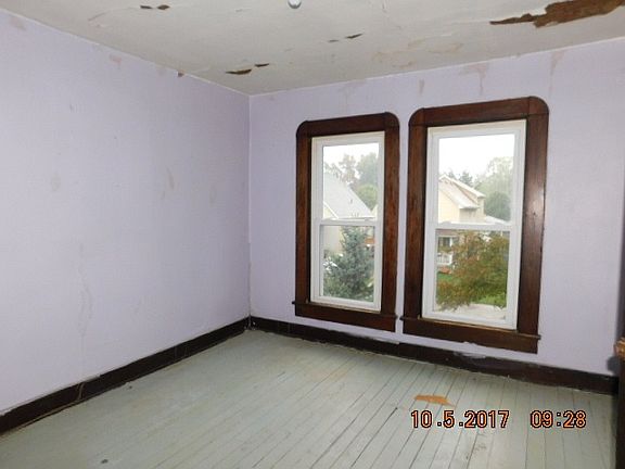 4th image of 302 E 7th St