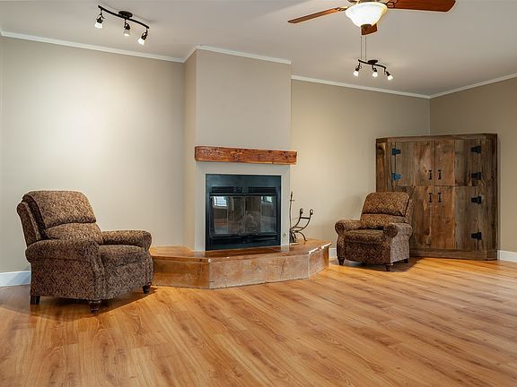 5th image of 835 N Bell Ave