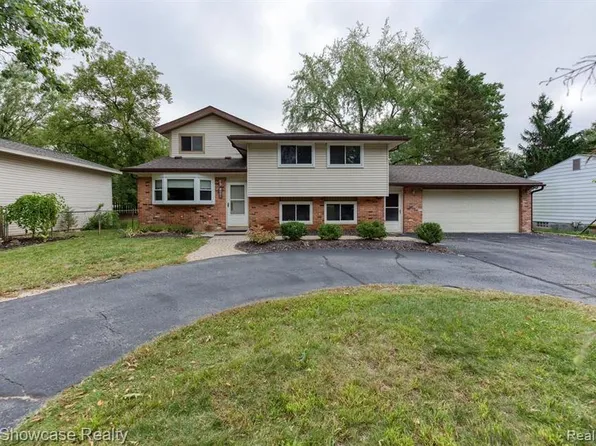 2260 Benstein Rd, Wolverine Lake, MI 48390