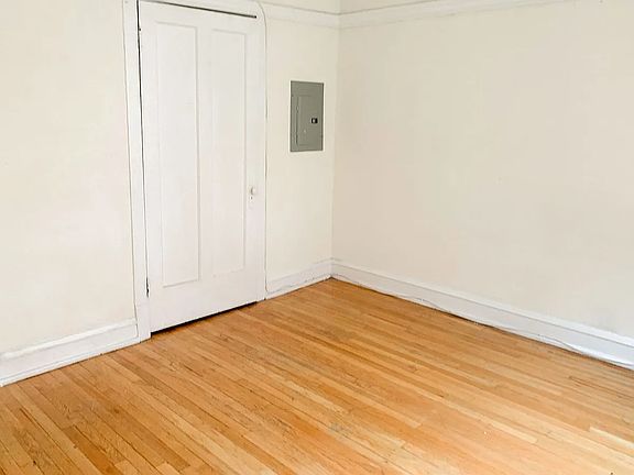 3rd image of 629 W Arlington Pl