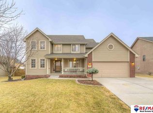 108 Longwood Dr, Papillion, NE 68133