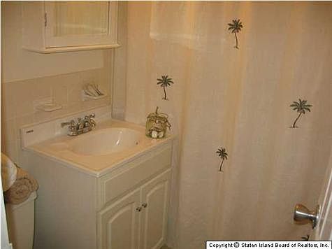 5th image of 475 Armstrong Ave APT F3