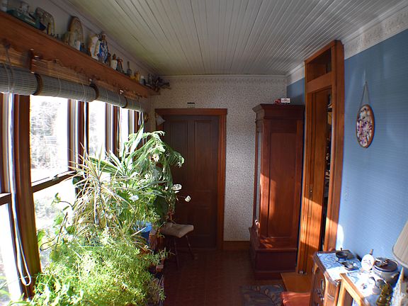 SUN PORCH - closet - DEN -R