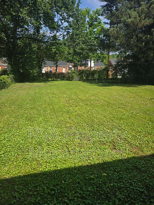 3 bed, 1.0 bath, 1050 sqft, $1,650 — Photo 3