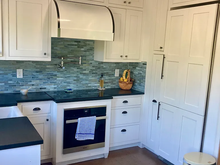 513 Bay St — Photo 3