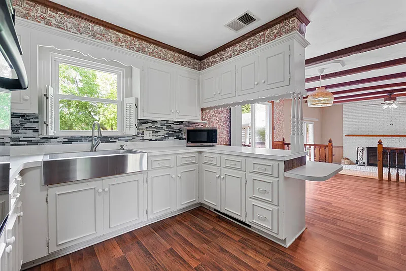 4 bed, 3.0 bath, 2371 sqft, $2,800 — Photo 2