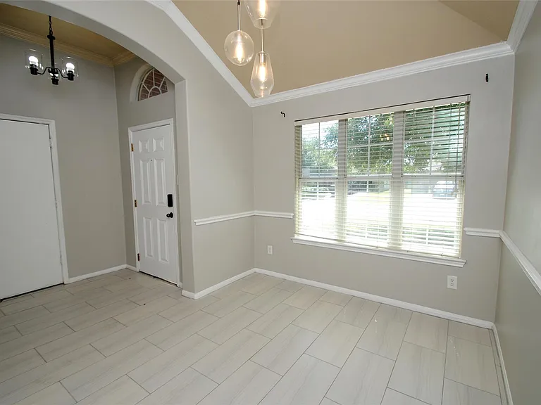 5910 Sugar Field Ln — Photo 4