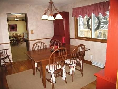Formal dining room, perfect for dinners with family and friends.