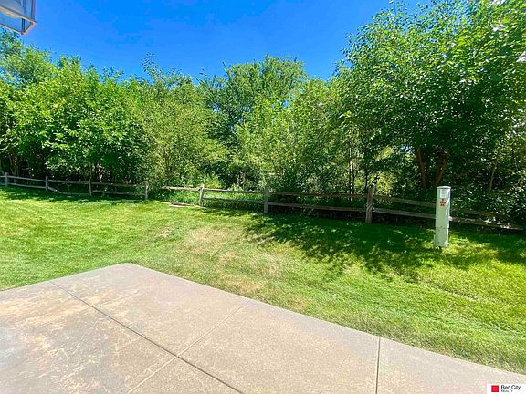 4th image of 915 Carlton Cir
