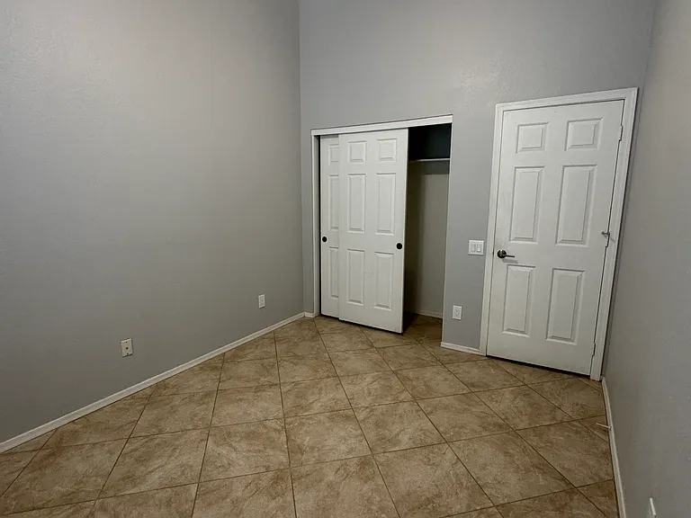 2523 E Parkside Ln — Photo 7