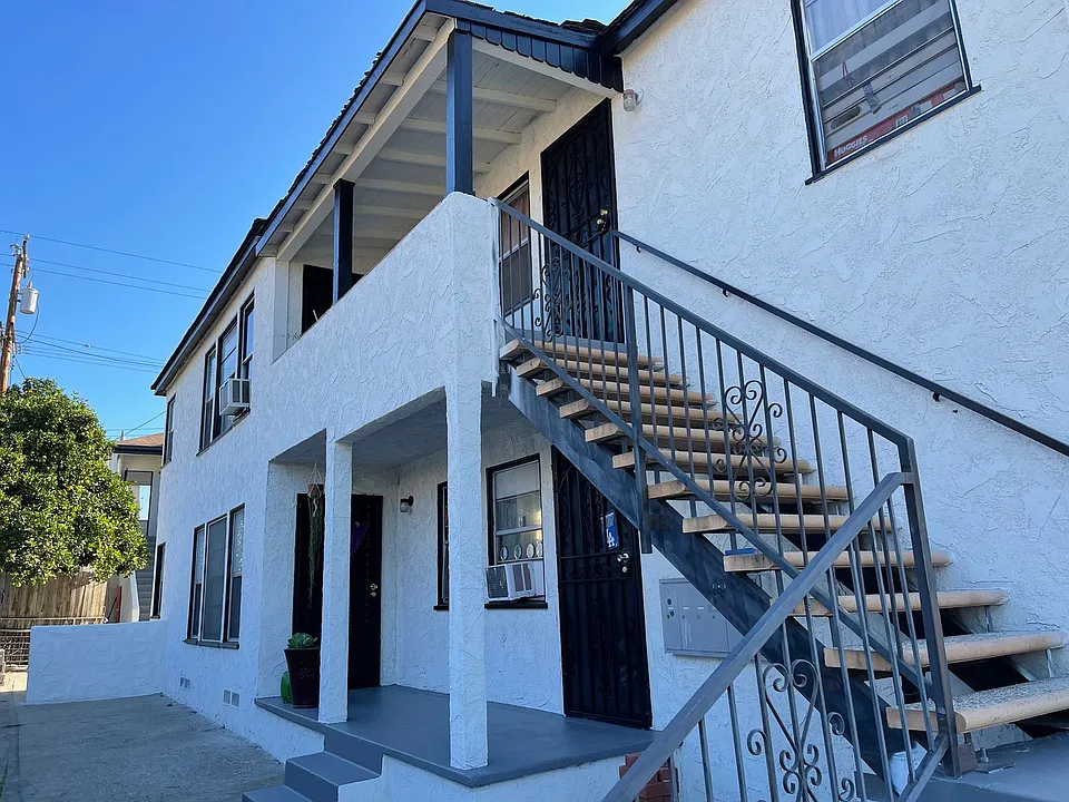 5847 5851 1/2 Via Corona St